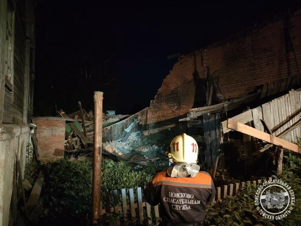 Часть кирпичной стены обрушилась на машину в Томске | 14.06.2024 | Томск -  БезФормата