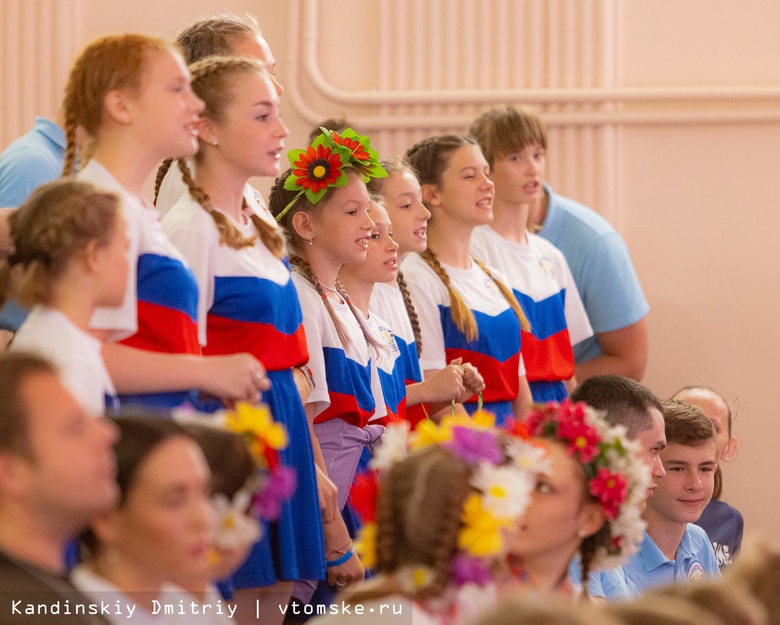 «Солнечная фиеста»: команды детских лагерей провели концерт с песнями и танцами в Томске