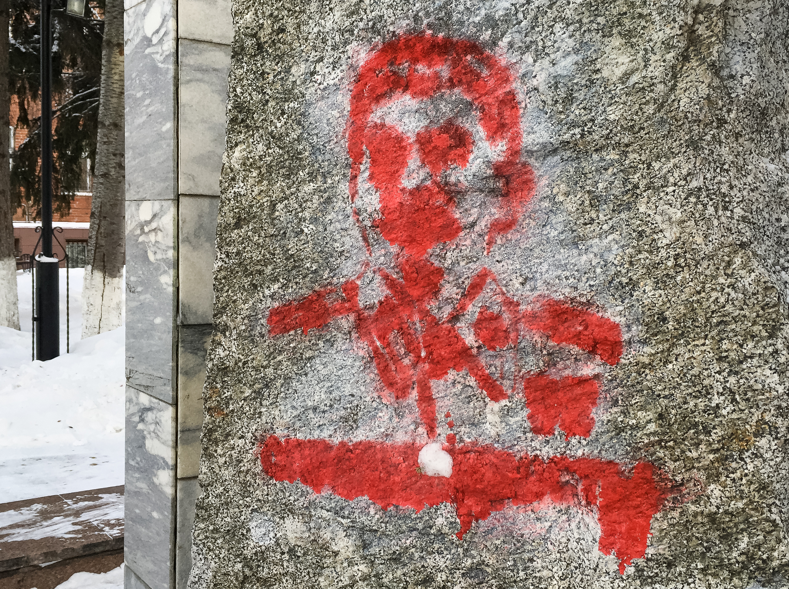 Неизвестные нарисовали портрет Сталина на Камне скорби в Томске - vtomske.ru