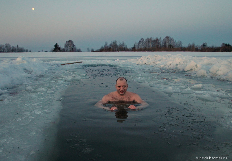 В Чистый четверг моржи искупались в проруби до восхода солнца (фото)