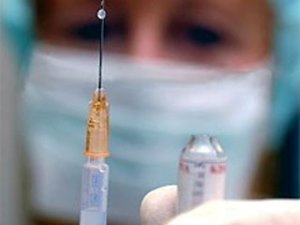 Двое медработников уволены за незаконную вакцинацию девочки