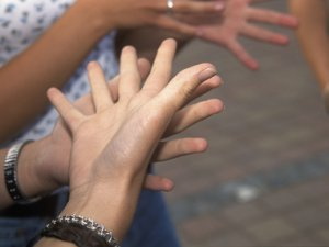 Дети-инвалиды по слуху бесплатно получат учебники и услуги сурдопереводчиков в школах