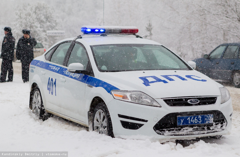 Водитель после ДТП на томской трассе погрузил свое авто на эвакуатор и скрылся