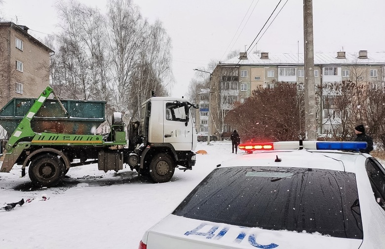 Мусоровоз насмерть сбил женщину во дворе дома в Томске