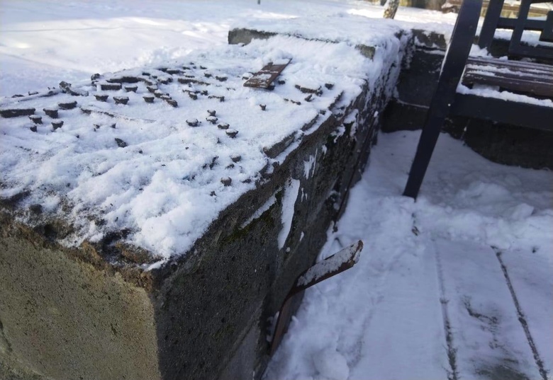Вандалы сломали кованую арку на подходе к Белому озеру в Томске