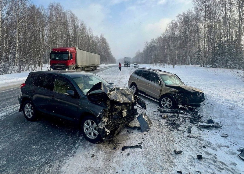 Три легковых авто и грузовик столкнулись на трассе в Томском районе