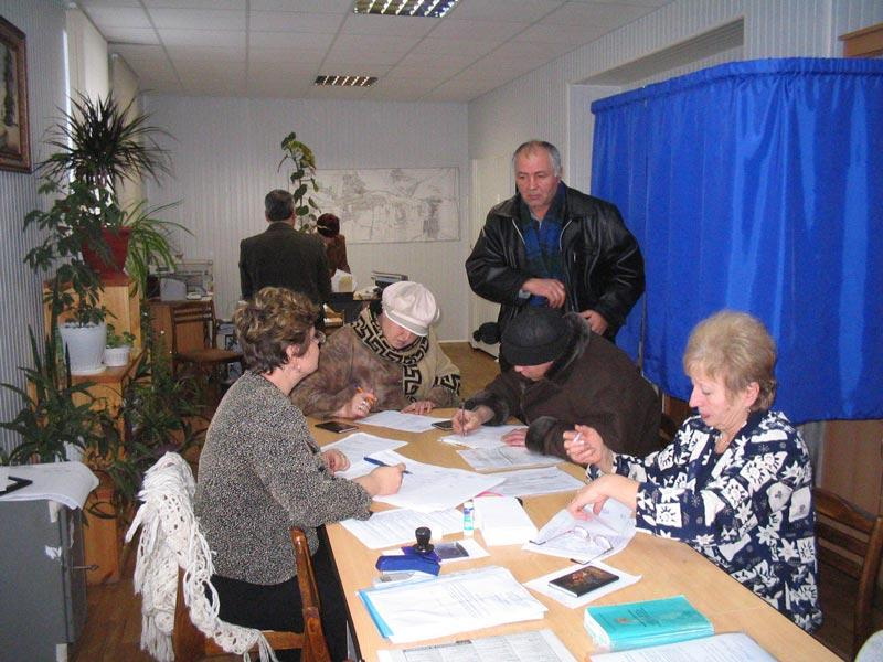 Представители оппозиции высказали подозрения по поводу линеек на столах в УИК