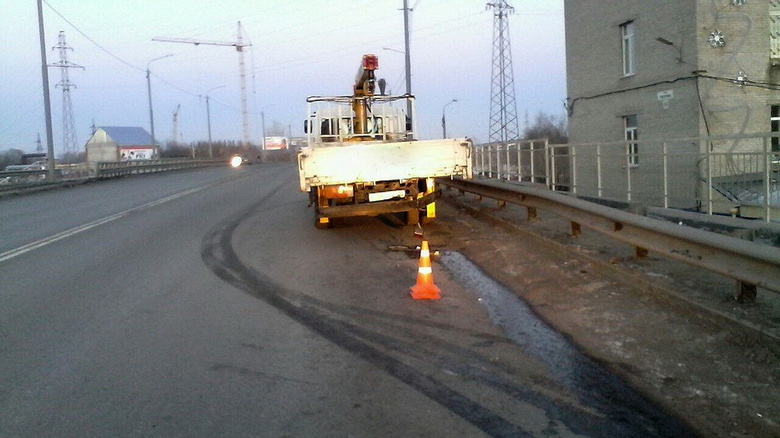 «Лада» врезалась в припаркованный грузовик в Томске, есть пострадавшие