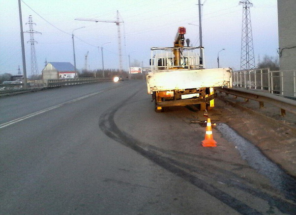 «Лада» врезалась в припаркованный грузовик в Томске, есть пострадавшие