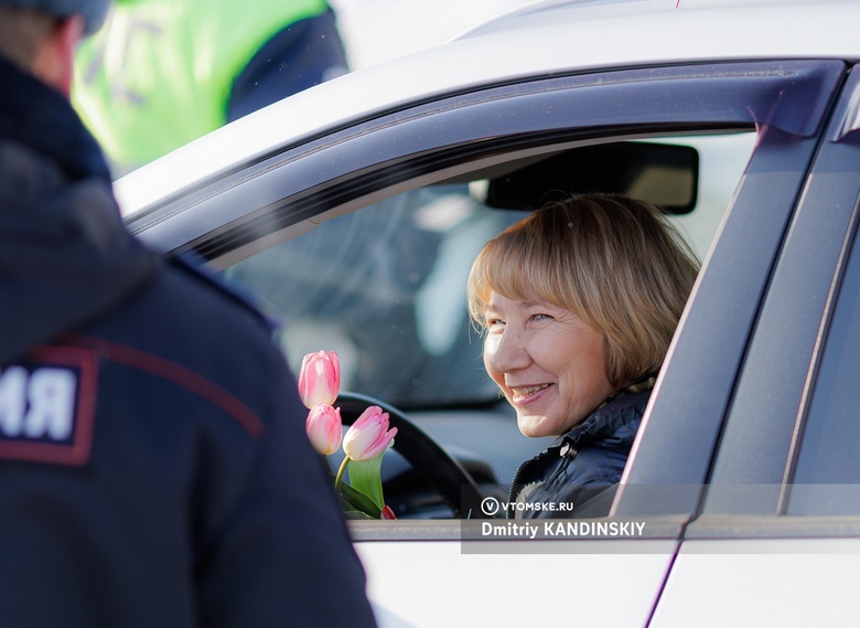 Женский день на дорогах: «цветочный патруль» ГИБДД поздравил томичек с 8 Марта