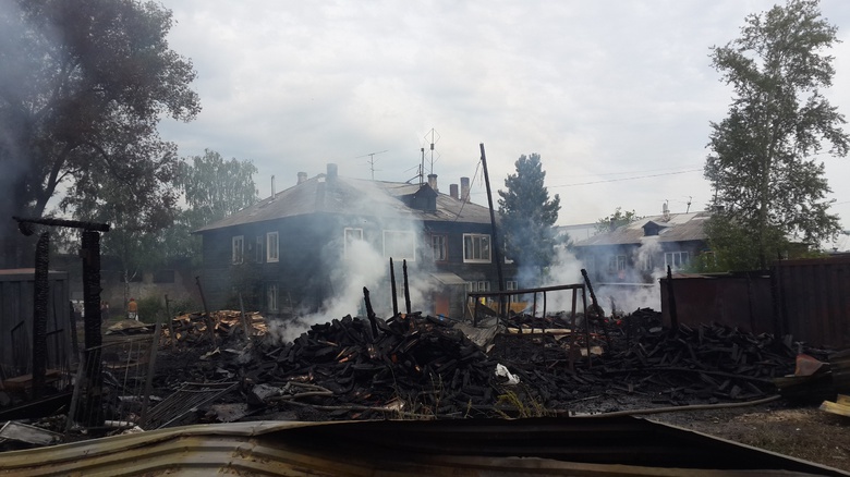 МЧС: во время пожара на Шегарском в Томске взорвались 3 баллона с газом