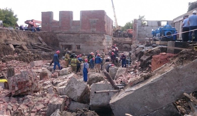 На месте обрушения стены в Новосибирске нашли тела троих погибших