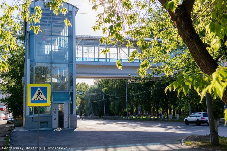 Томичка попала под колеса авто, перебегая дорогу вне перехода