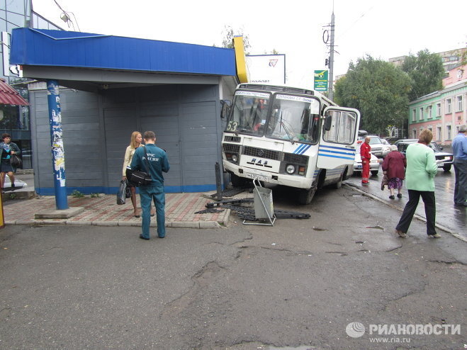 Маршрутка врезалась в остановку на Фрунзе, пострадали двое детей и женщина