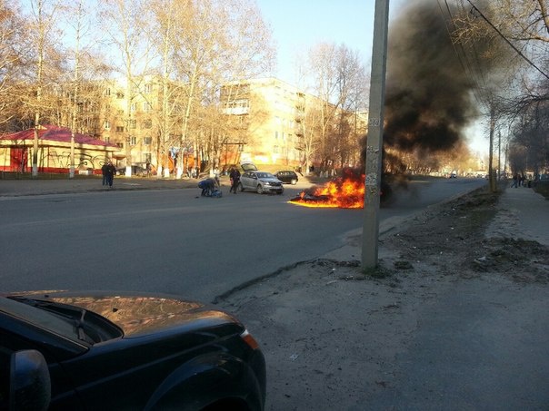 В ДТП на Интернационалистов загорелся мотоцикл (фото, видео)