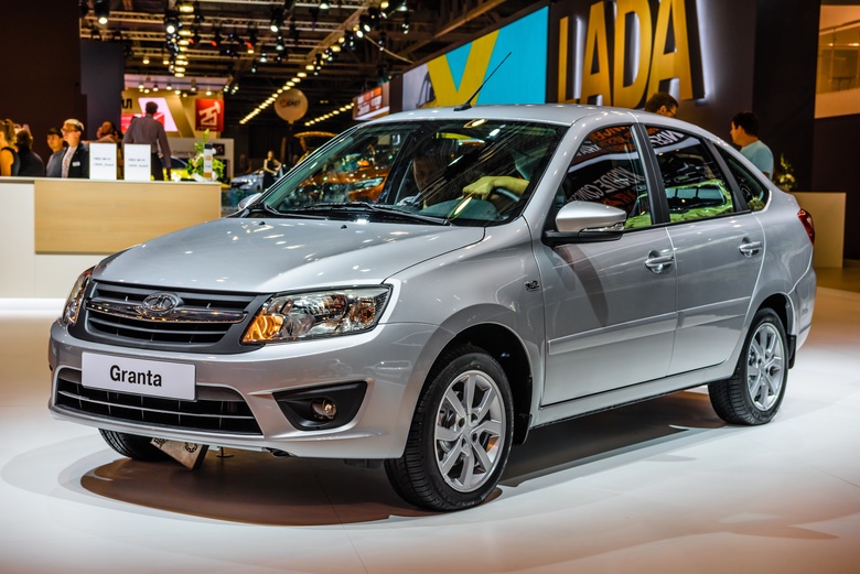 Продажи порядка 7 тысяч авто Lada Granta приостановлены