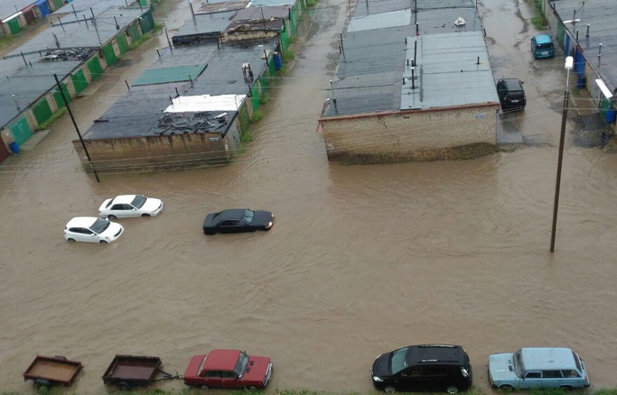 Сильный ливень в Стрежевом за 15 минут затопил улицы города