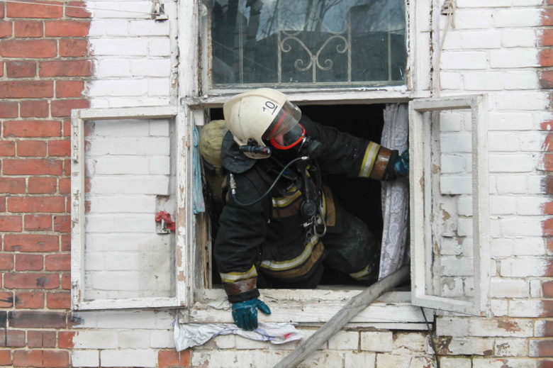 Женщина с тремя детьми спаслась из горящей квартиры через окно (фото)
