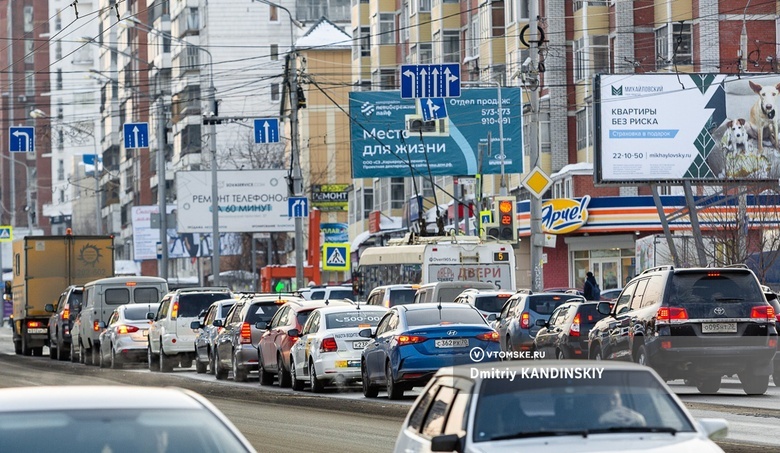 Томск встал в 10-балльных пробках после выпавшего снега