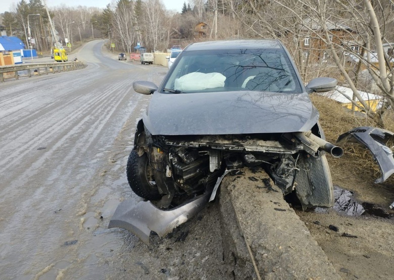 Томичка за рулем Hyundai врезалась в ограждение моста в Аникино