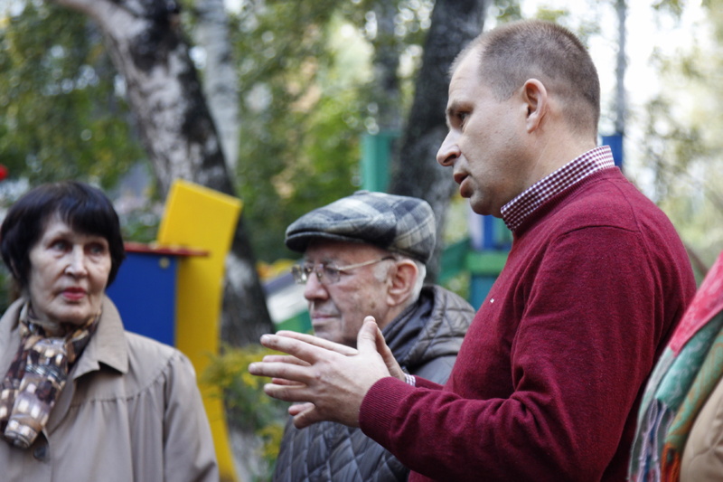 Встреча Владимира Казакова с жителями одного из домов по улице Вершинина