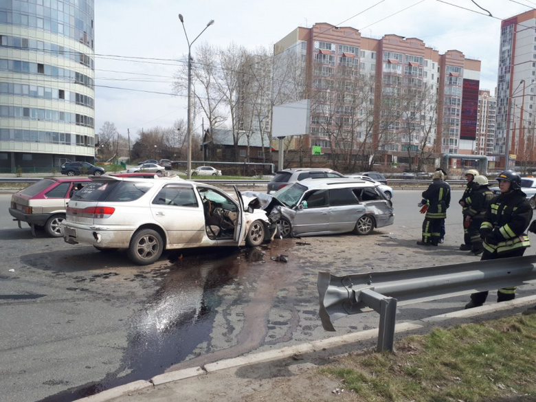 Два человека пострадали после столкновения четырех авто в Томске