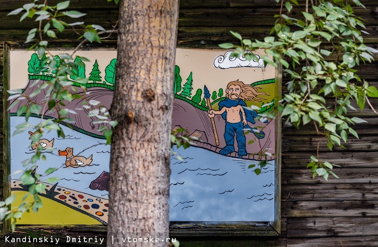 «Для ваших идей не хватает рублей»: рисунки с историей Томска появились на окнах старинного дома