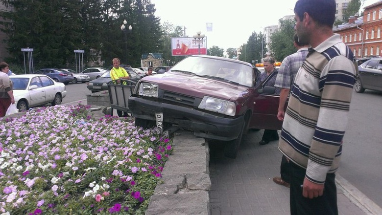 Автомобиль врезался в остановку около Лагерного сада (фото)