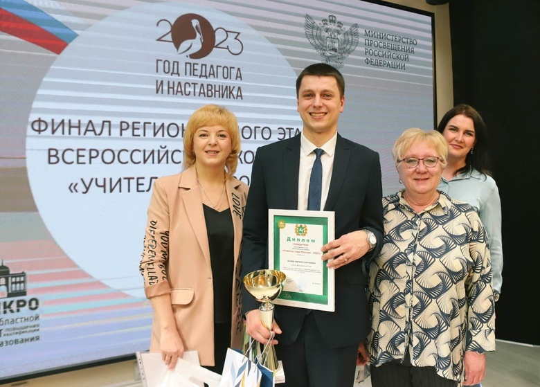 Кирилл Базюк (в центре)
