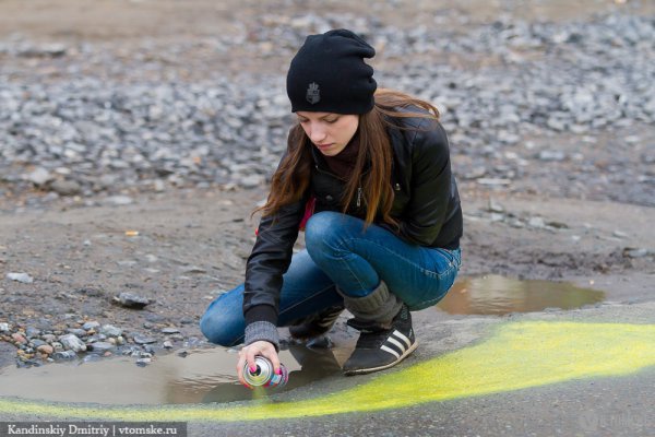 Около 300 активистов готовятся красить ямы на дорогах
