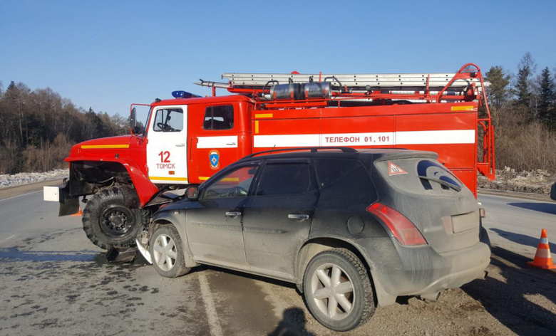 Водитель «Ниссана» госпитализирован после ДТП с пожарной машиной под Томском