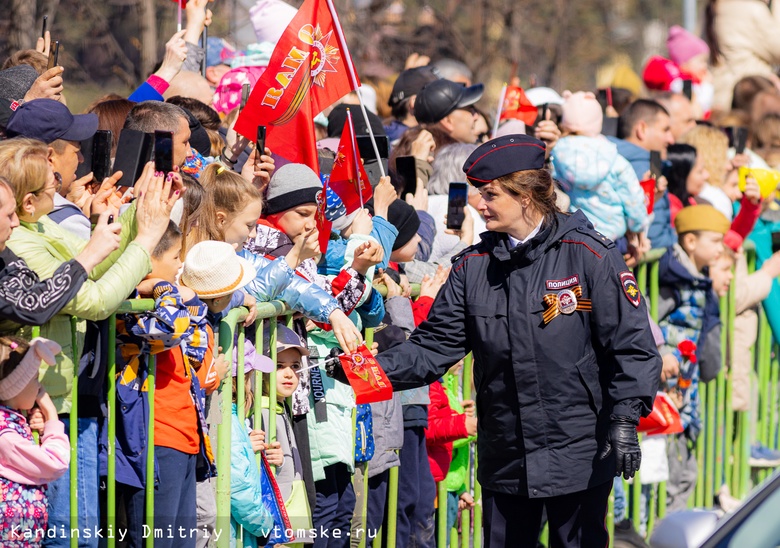 Тысячи людей в Томске встали в Бессмертный полк с портретами родных