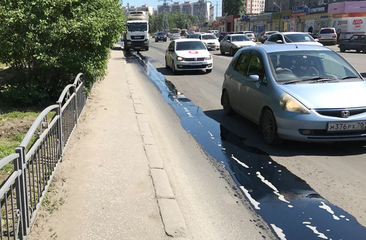 Пожарная машина очищает дорогу на Нахимова после разлива топлива из бензобака грузовика