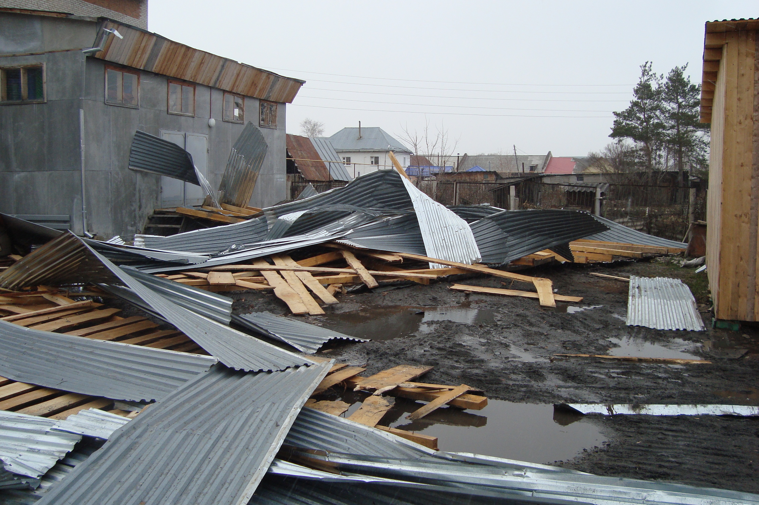 Разрыв ветра. Снесло крышу. Сорвало крышу. Разрушенная крыша. Повреждение кровли дома.