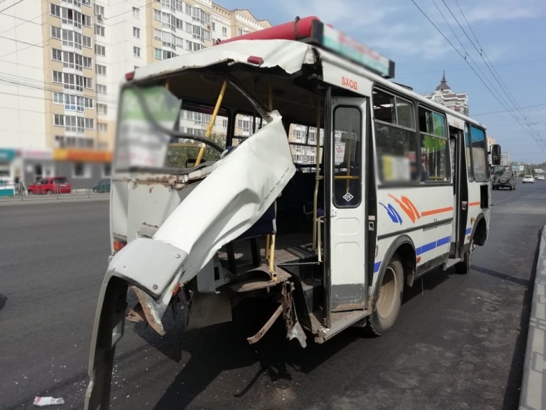 Автобус остался без зада после ДТП с «Газелью» в Томске