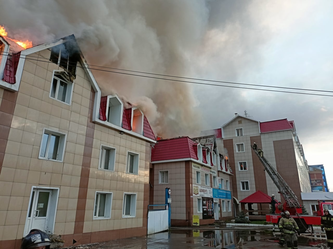 Крупный пожар произошел в торгово-офисном здании на окраине Томска |  15.05.2022 | Томск - БезФормата