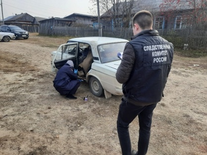Тела двух зарезанных мужчин нашли в машине у частного дома в селе Томской области