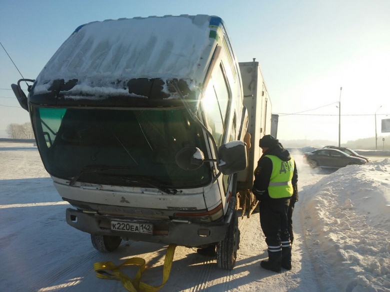 Томские инспекторы помогли замерзавшему дальнобойщику из Новосибирска
