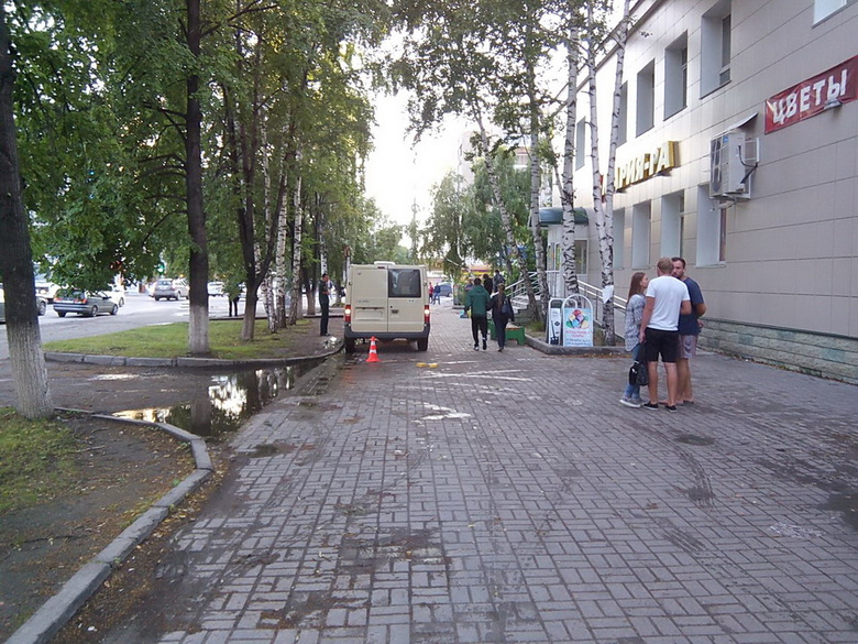 Автомобиль инкассаторов сбил пенсионерку у торгового центра