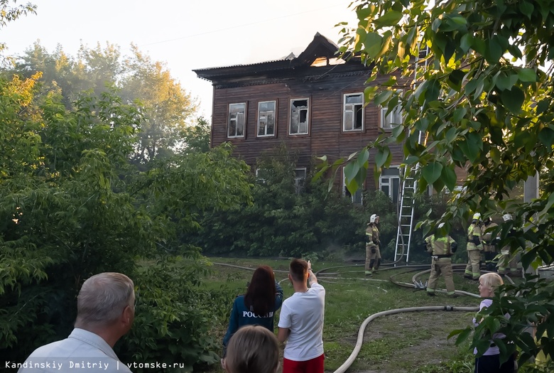 Крыша деревянного дома горит на Московском тракте в Томске