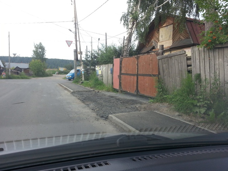 Томич разобрал участок нового тротуара на Степановке возле своего дома