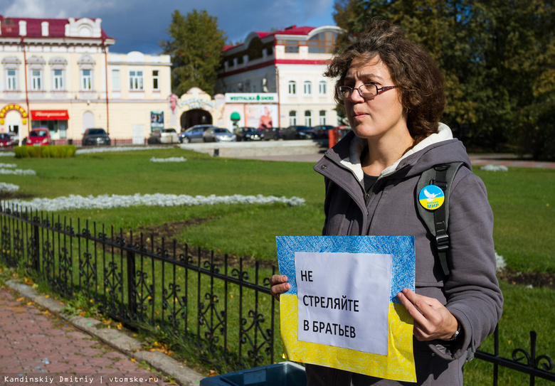 Активисты провели серию одиночных пикетов в поддержку Украины (фото)