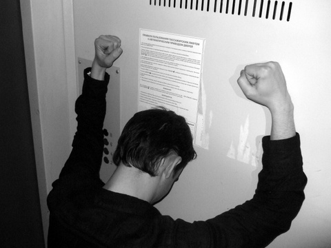 Спасатели извлекли из грузового лифта молодого человека