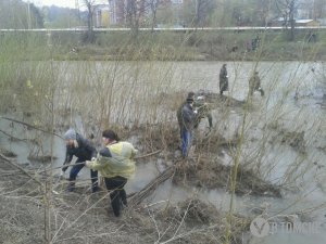 Волонтеры продолжат поиски останков пропавшей студентки на болоте на Степановке