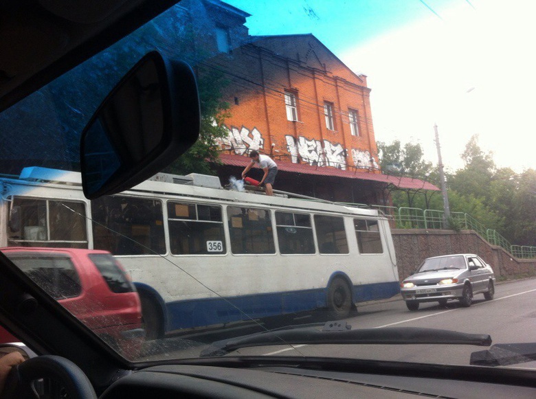 На Кузнечном взвозе во время движения загорелся троллейбус (фото)