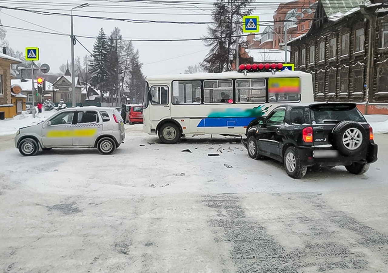 Маршрутка и 4 машины столкнулись на Кирова в Томске | 10.01.2021 | Томск -  БезФормата