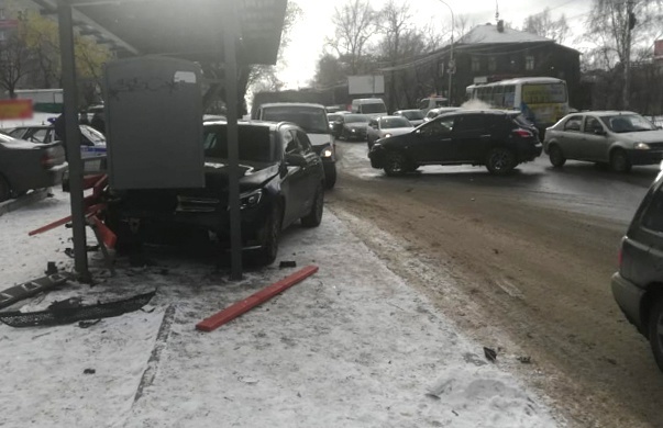 Mercedes въехал в остановку в Томске и сбил женщину