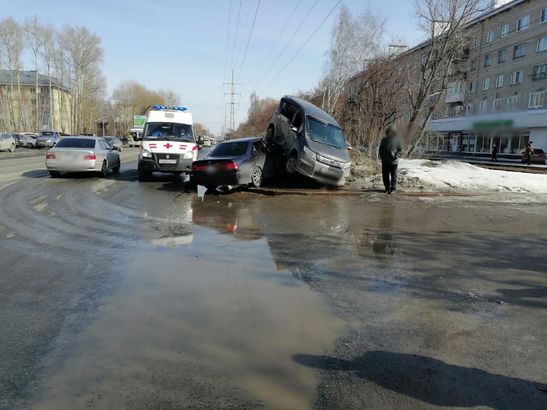 Легковушка «запрыгнула» на другую машину после столкновения на Елизаровых в Томске