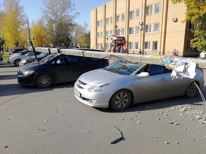 Опора ЛЭП упала на несколько машин в селе Томской области