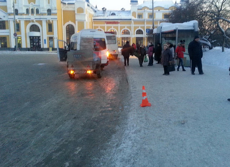 Маршрутка при торможении у остановки в Томске наехала на пенсионерку